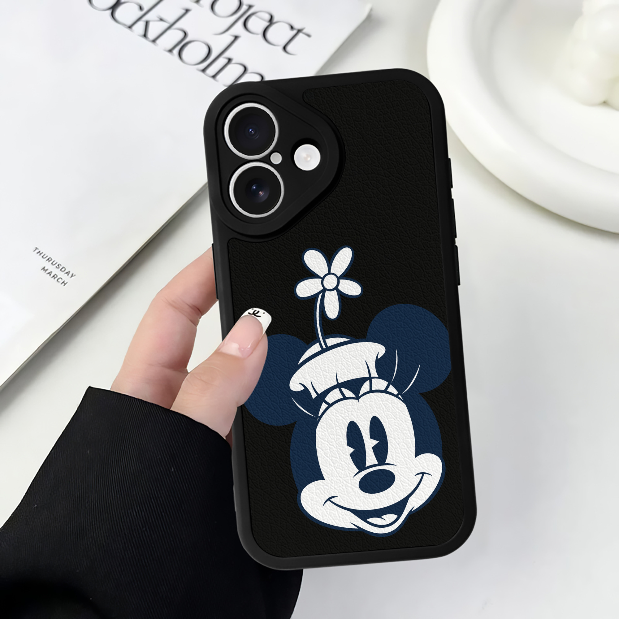 （画像用） ミッキーマウス Mickey Mouse 【iPhone 16シリーズ対応】シリコンスマホケース（レザー調） 材質：シリコン